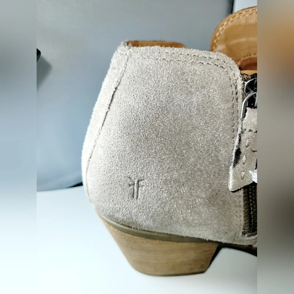 NWOT-❤️-Frye-Judith-Suede Zipped Booties-Taupe-Size 10 - Picture 5 of 8